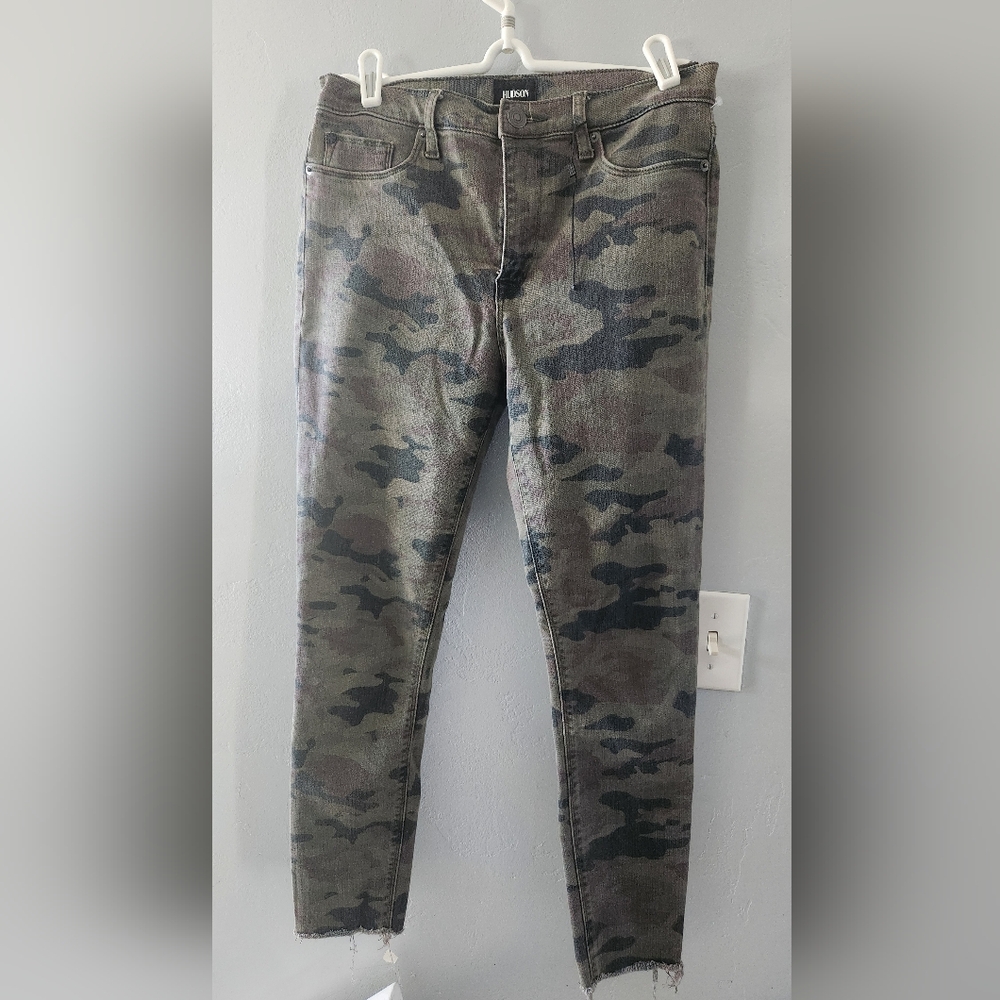 NWOT Hudson Barbara Camo Crop Raw Hem Size 28